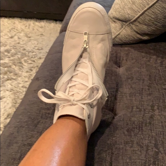 Converse - Picture 2 of 6